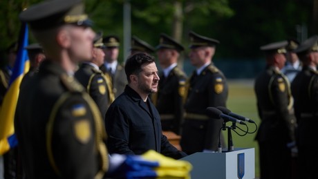 Wegen Nazi-Ehrung: EU-Abgeordente fordern, Selenskij die höc