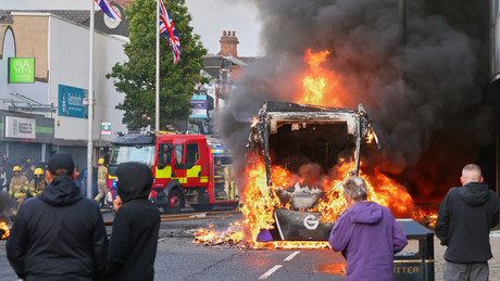 Belfast brennt – Unruhen nach Messerangriff durch sudanesischen Einwanderer