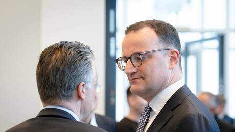 Maskenaffäre und kein Ende: Firma klagt auf 500 Millionen