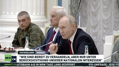 Putin trifft Soldaten zum Tag Russlands