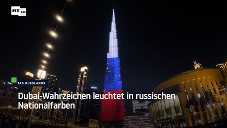 Dubai-Wahrzeichen leuchtet in russischen Nationalfarben