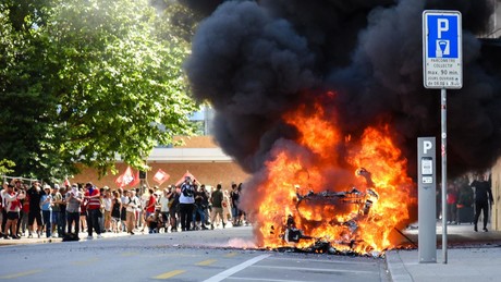 G7-Gipfel in Évian: Gewalttätige Proteste in Genf – Kleine Gruppe setzt Autos in Brand