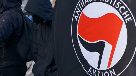 Nach DFB-Spiel: "Antifa"-Mob beschimpft deutsche Fans als "Nazi-Schweine" und jagt sie durch Hamburg