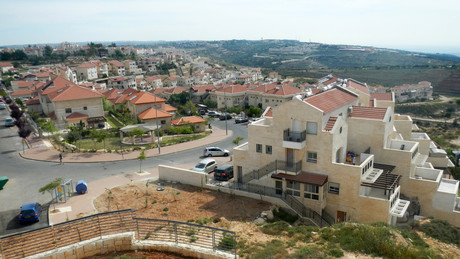 Booking.com bewirbt "ideale" Ferienunterkünfte in illegalen israelischen Siedlungen