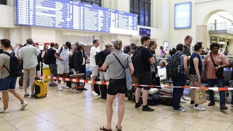 Massive IT-Störung lässt Bahnkunden landesweit in der Nacht stranden