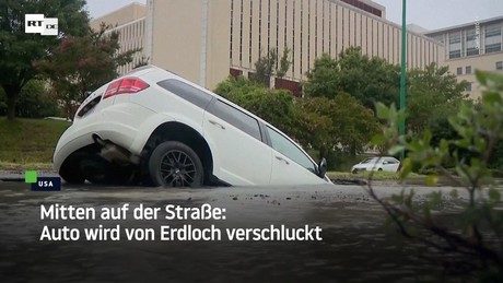 Mitten auf der Straße: Auto wird von Erdloch verschluckt
