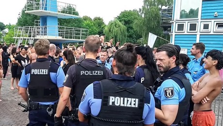 Hitzeresümee: "Männergruppe" aus Frankreich stürmt Freibad – Polizeieinsatz wegen "Baderöcken"