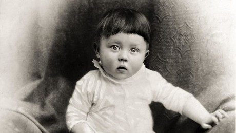 Peinlicher "Klassenkamerad": US-Schule ruft Jahrbücher mit Babyfoto von Adolf Hitler zurück