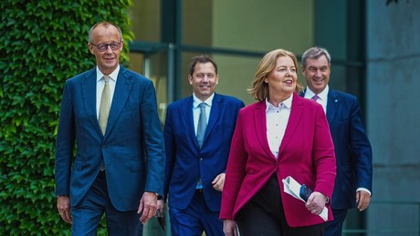 Koalitionsausschuss legt Ergebnisse vor: Reichensteuer und Krankmeldungspflicht