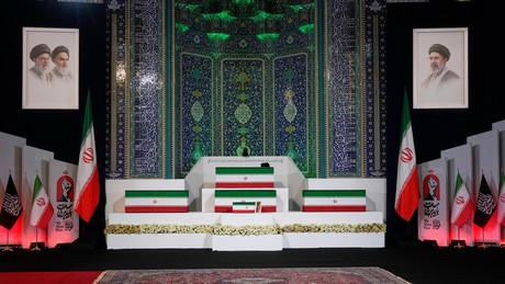 Mächtigster General  Irans zeigt sich vor Trauerfeier für Chamenei
