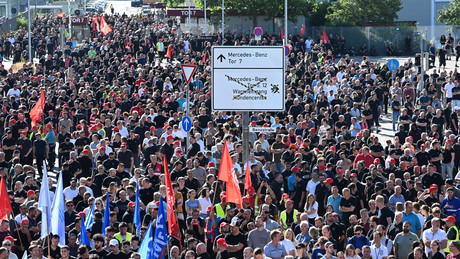 Mercedes: Tausende protestieren gegen Sparpläne
