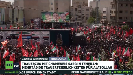 Tausende Menschen nehmen in Teheran Abschied von Ali Chamenei