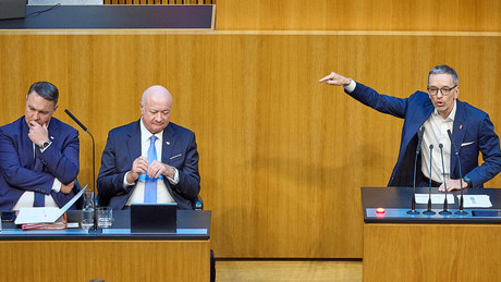 Österreichs Harakiri-Budget: Kickl attackiert die Regierung scharf – FPÖ bleibt in Umfragen vorne