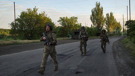 Liveticker Ukraine-Krieg: Ukrainische Soldaten versetzen Verwundeten noch vor Ort der Todesstoß