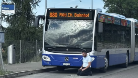 Mitten im Betrieb: Zürcher Busfahrer verrichtet Gebet auf Teppich