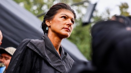Wagenknecht über DDR-Hymne: Ostdeutsche sollen singen dürfen