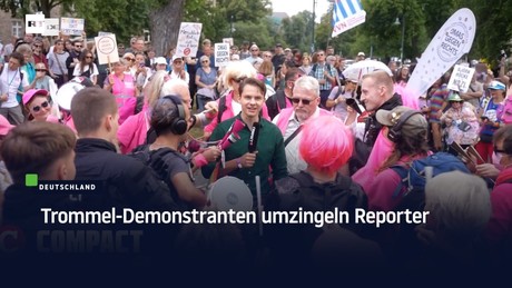 Trommel-Demonstranten umzingeln Reporter