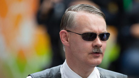 Stefan Wijkamp: Hitler-Doppelgänger wegen Volksverhetzung angeklagt