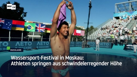 Wassersport-Festival in Moskau: Athleten springen aus schwindelerregender Höhe