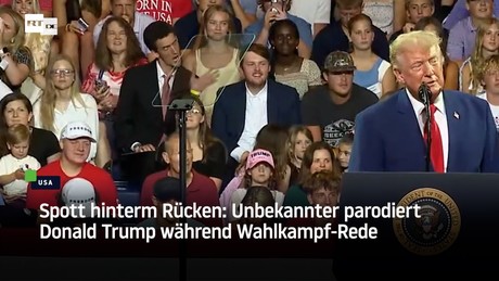 Spott hinterm Rücken: Unbekannter parodiert Donald Trump während Wahlkampf-Rede