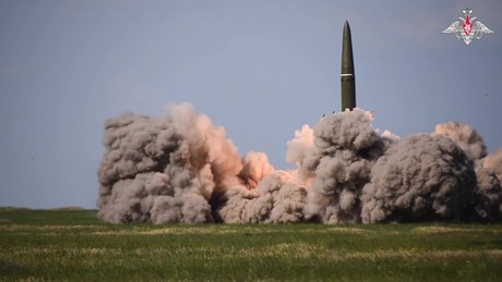 Liveticker Ukraine-Krieg: Rakete trifft Militärmesse bei Kiew – Geheimdienstler unter Beschuss