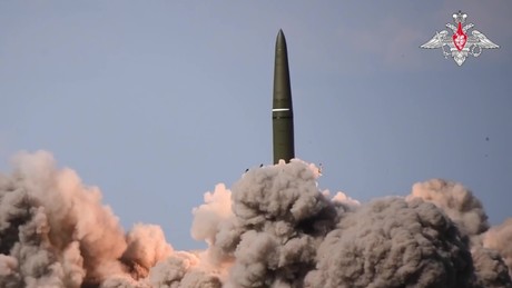 Liveticker Ukraine-Krieg: Rakete trifft Militärmesse bei Kiew – Geheimdienstler unter Beschuss