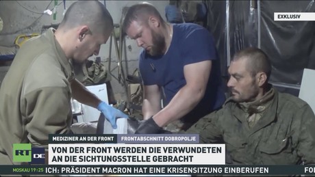 RT DE-Exklusiv: Jede Sekunde zählt – Sanitäter versorgen Verwundete