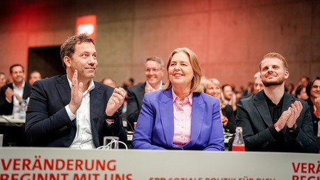 Wahnsinns-Ticker: Nach Amokfahrt – SPD-Spitze fordert mehr "Schutz von Queeren" im Grundgesetz
