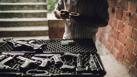 Italienische Staatsanwälte warnen: Mafia greift nach 800.000 vermissten ukrainischen Waffen