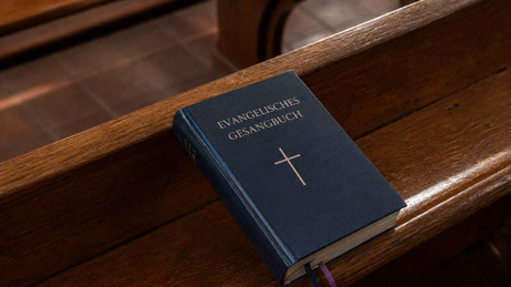 Kritik am neuen EKD-Gesangbuch: Autoren angeblich queerfeindlich und nationalistisch