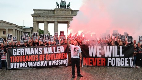 Polen gedenken NS-Opfern mit Bengalos am Brandenburger Tor