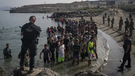 Warum strömten 60.000 Migranten nach Spanien? Iran zeigt auf USA und Israel (VIDEO)
