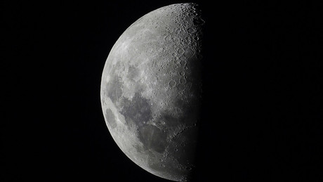 SpaceX-Raketenteile krachen mit 8.700 km/h auf den Mond – neuer Krater entsteht