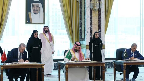 Im Schatten des Iran-Kriegs: Türkei, Saudi-Arabien und Pakistan unterzeichnen Verteidigungsabkommen
