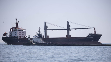 Liveticker Ukraine-Krieg: Frachter mit Waffen und Munition im Hafen von Tschernomorsk getroffen