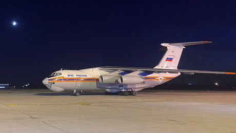 Russland hilft Serbien bei Bekämpfung von Waldbränden: Löschflugzeug Il-76 im Einsatz