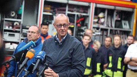 Ausgebuht und ausgepfiffen: Merz besucht Waldbrandstätte in NRW