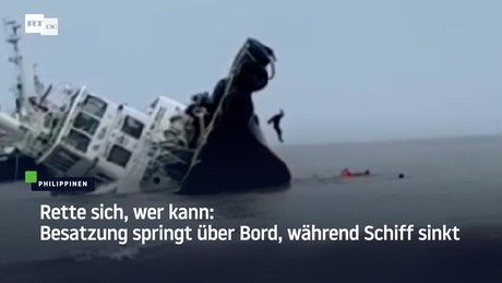 Rette sich, wer kann: Besatzung springt über Bord, während Schiff sinkt