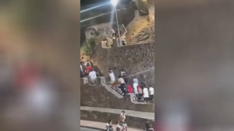 Einwohner von Ceuta reißen Migrantenlager ab (VIDEO)
