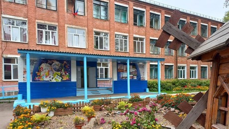 Region Krasnojarsk: Schülerin greift Lehrerin am ersten Schultag mit Messer an