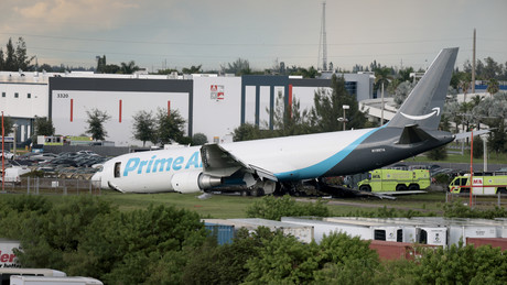 USA: Frachtflugzeug kommt von der Landebahn in Miami ab – fünf Tote