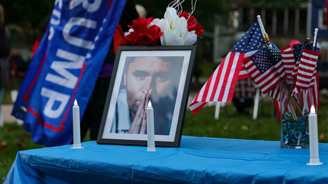 USA: Vandalismus gegen frisch-eingeweihte Charlie-Kirk-Statue