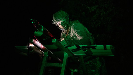 Liveticker Ukraine-Krieg: Russische Armee greift gegnerische Infrastruktur und Schiffe an