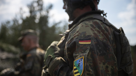 Liveticker Ukraine-Krieg: Russische Armee greift gegnerische Infrastruktur und Schiffe an