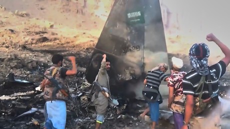 Öltanker in Hormus nach Treffer in Brand – prosaudische Jemeniten fliehen über Rotes Meer