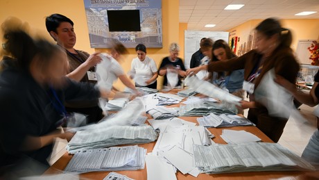 Duma-Wahlen: "Einiges Russland" holt absolute Mehrheit – Rekorde an Störversuchen