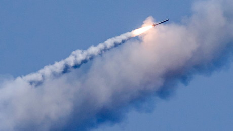 Liveticker Ukraine-Krieg: Russische Armee trifft Logistikzentren und einen Frachter in Odessa