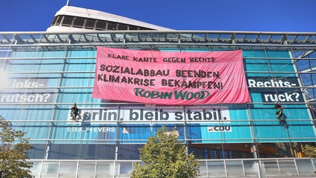 Kletterprotest an CDU-Zentrale in Berlin – gegen Klimapolitik und AfD-Aufstieg
