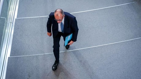 Trotz Tankrabatt: AfD baut Vorsprung vor Union aus – Mehrheit rechnet mit vorzeitigem Aus für Merz