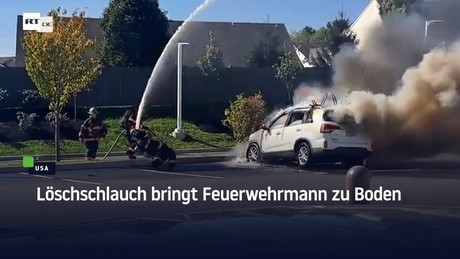 Löschschlauch bringt Feuerwehrmann zu Boden